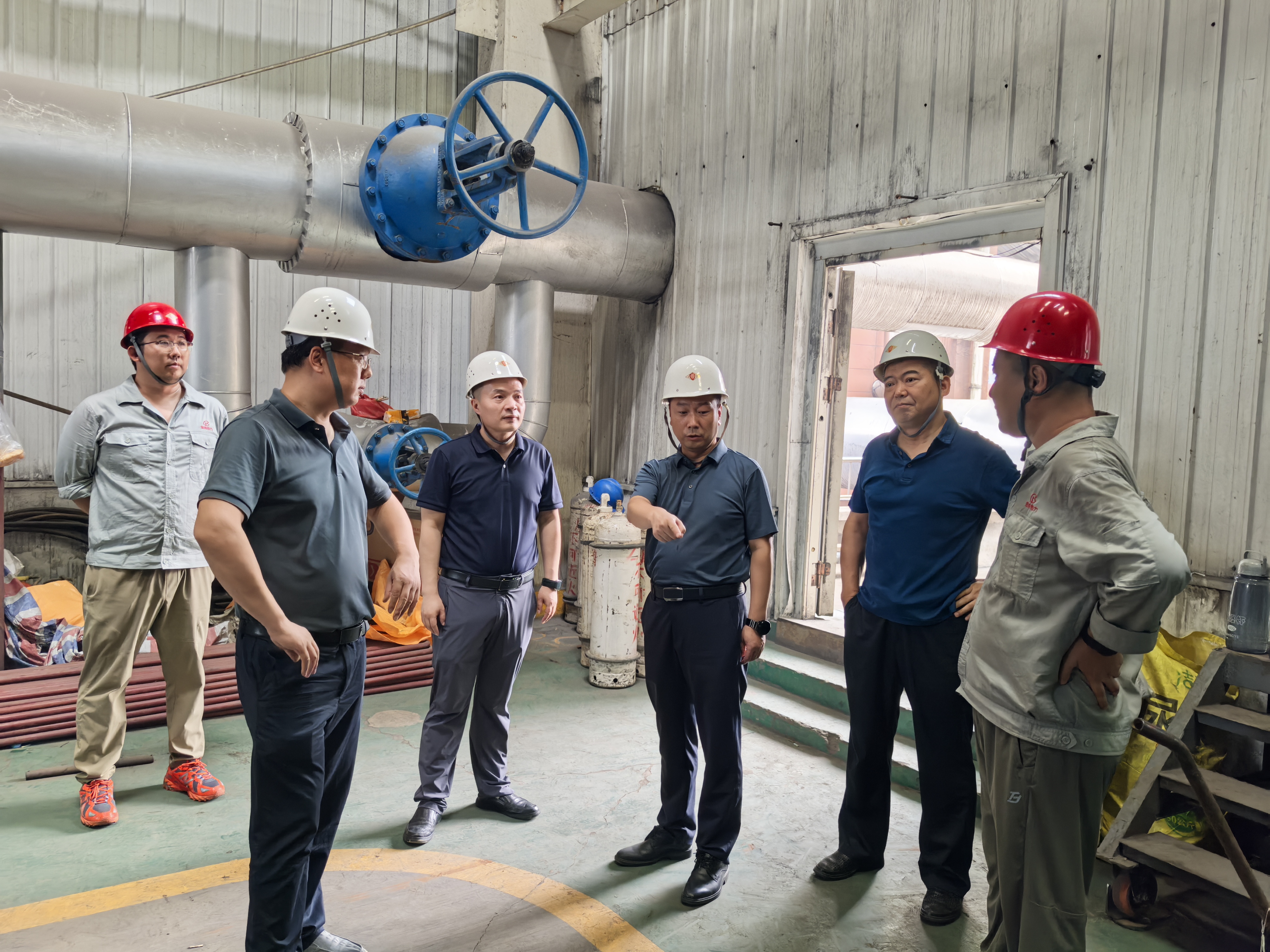 市住建局黨組成員、副局長童永鋒來公司調研指導今冬供熱準備工作